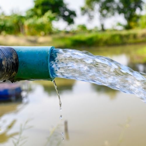 Wasser fließt aus Schlauch